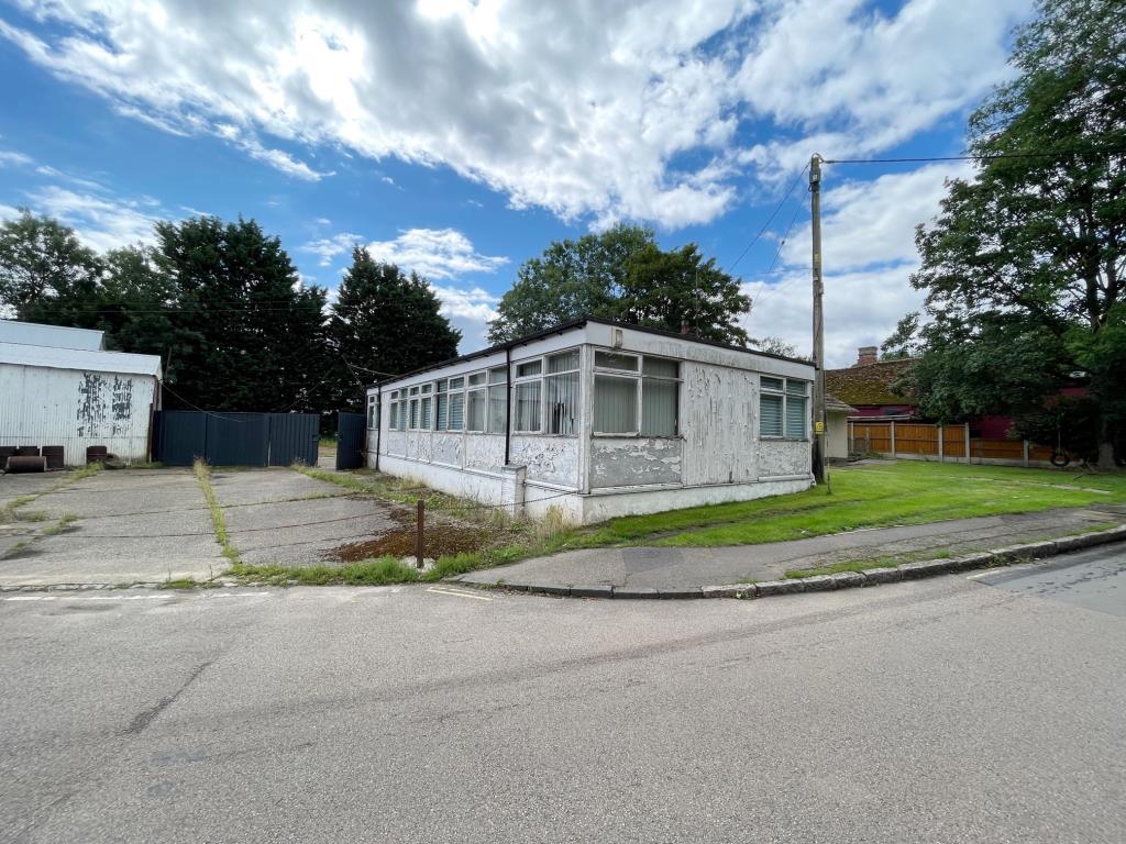 Lot: 133 - COMMERCIAL PROPERTY AND YARD WITH PLANNING - Office building